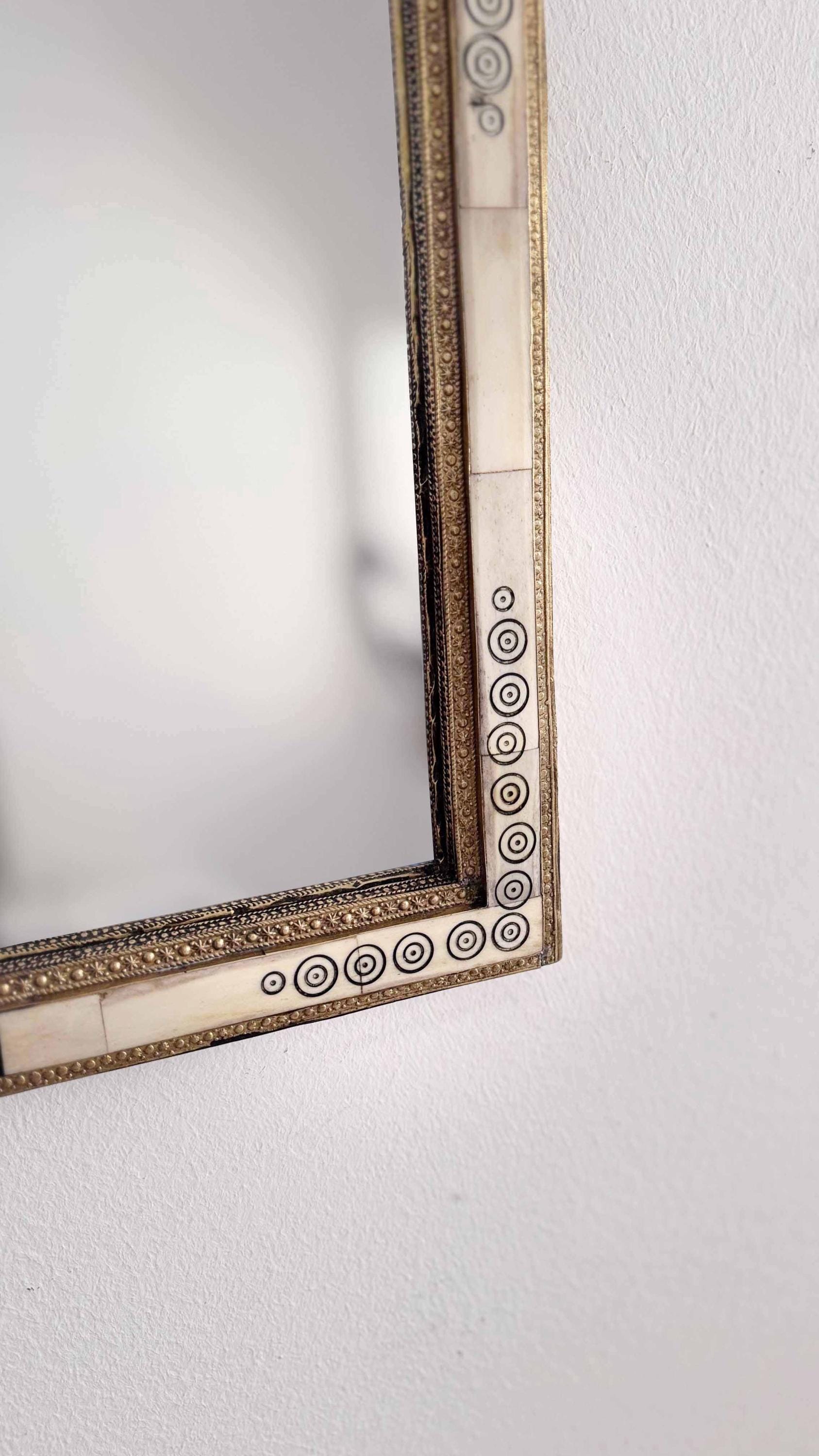 frame bone mirror