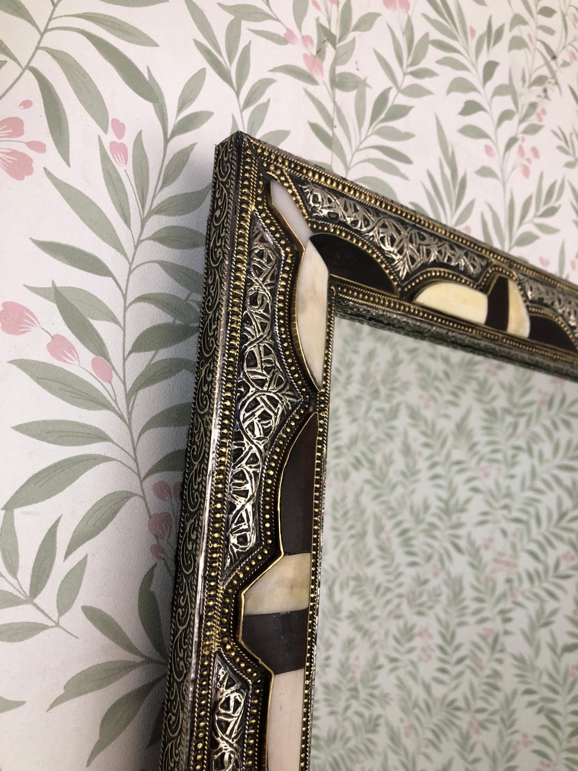 Wall-mounted bone inlay mirror